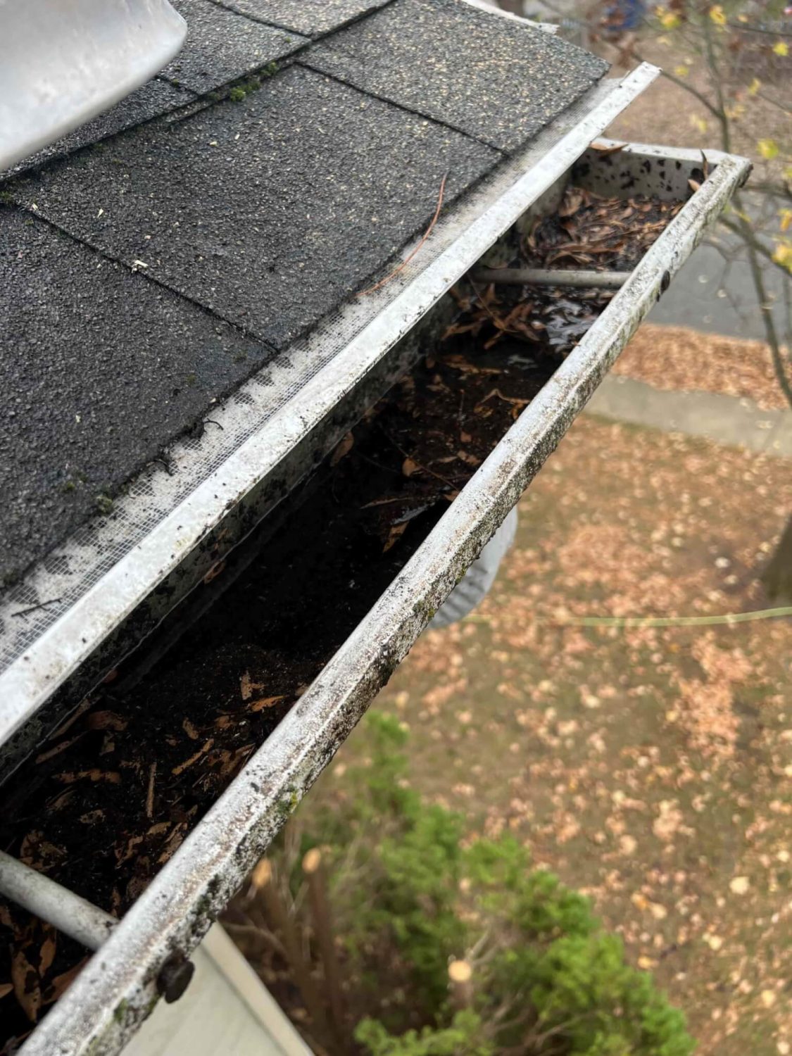 gutter clean before -min